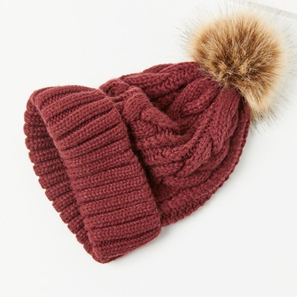 Urban Outfitters Cable Knit Pom Beanie in Burgundy with Faux Fur Pom